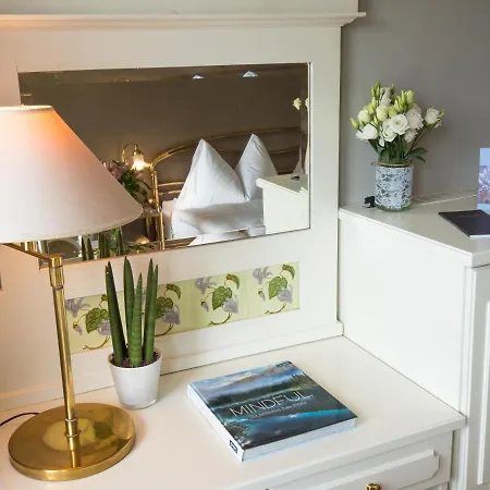 Romantik Schweizerhof & ホテル フリムス